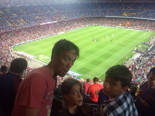 Két gyerekkel és egy nővel a Camp Nou poklában
