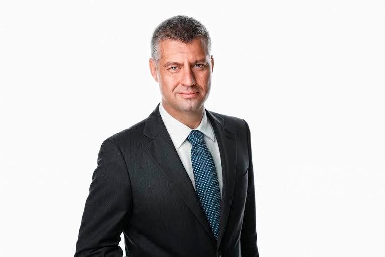 Illustration for article titled Botrány lett a fideszes Bástya elvtárs úszásából