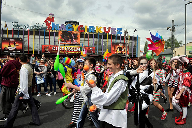 Illustration for article titled Bohócok és társaik vonultak a Városligetben