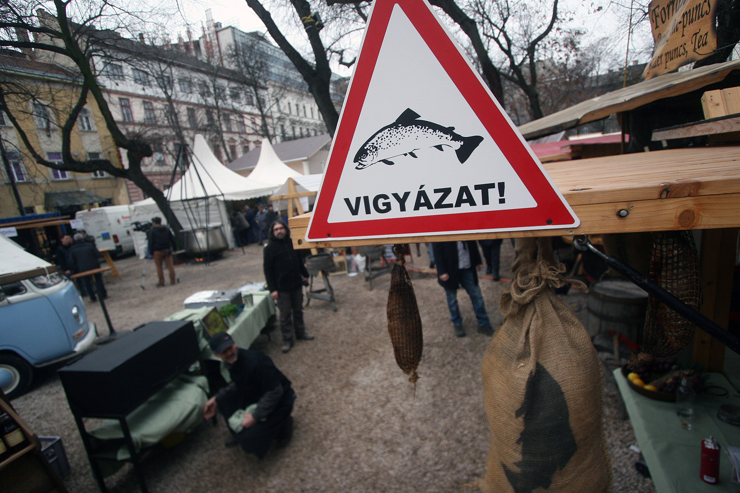 Illustration for article titled Egy ember 22 ezerért vett egy homárt, és befalta hidegen, műanyag tányérról