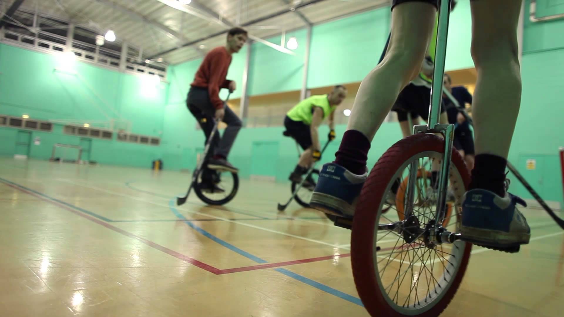 Ez úgy lehetne esetleg még viccesebb, ha jégen csinálnák