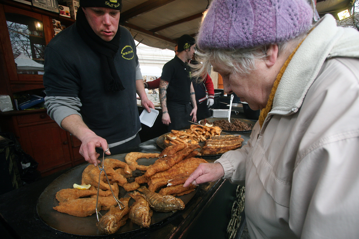 Illustration for article titled Egy ember 22 ezerért vett egy homárt, és befalta hidegen, műanyag tányérról