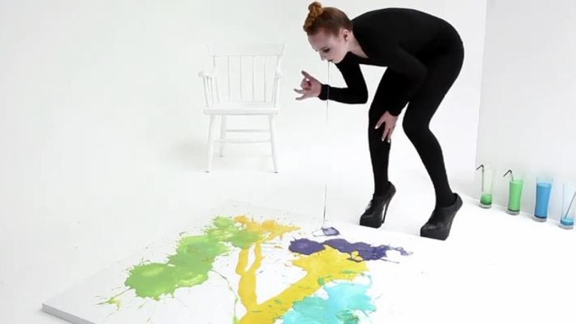 Delejező látvány Millie Brown hányásművészete