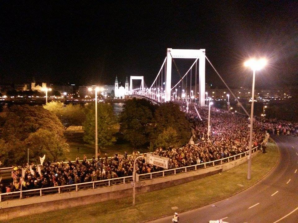 A menet eleje pillanatokon belül odaér a Clark Ádám térre (frissítve)