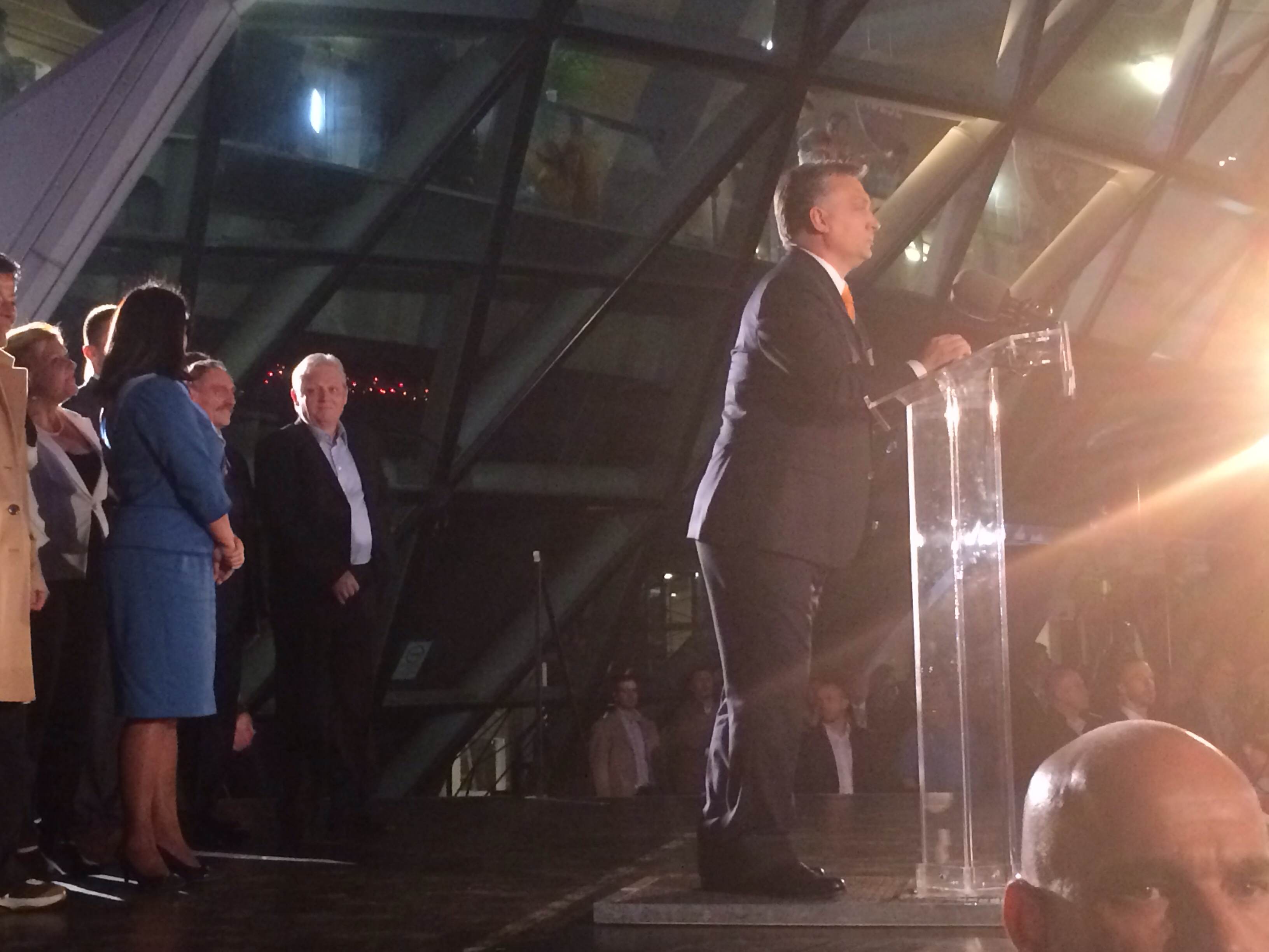 Illustration for article titled Billeg a Fidesz-kétharmad, bejut az LMP (percről percre)