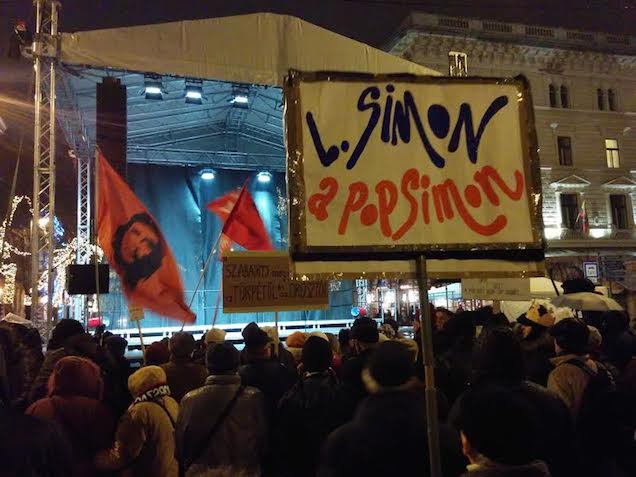 Gyűlnek a tüntetők az Operaháznál