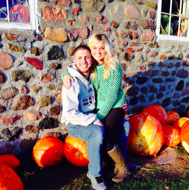 Bedugta a fejét az ételliftbe, és megnyomta a gombot