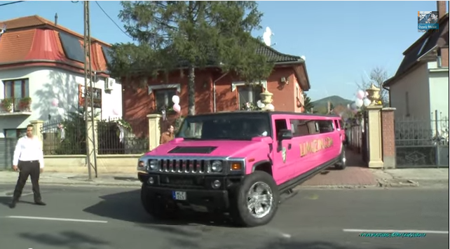 Rózsaszín óriáslimóval mentek Dzsesszika keresztelőjére