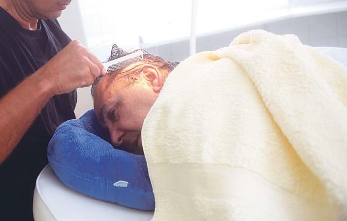 Miért olyan jó nézni Fásy Ádám csapzott fejbőrét hajbeültetés közben?