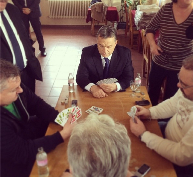 Orbán Viktor éppen Ercsiben ultizik