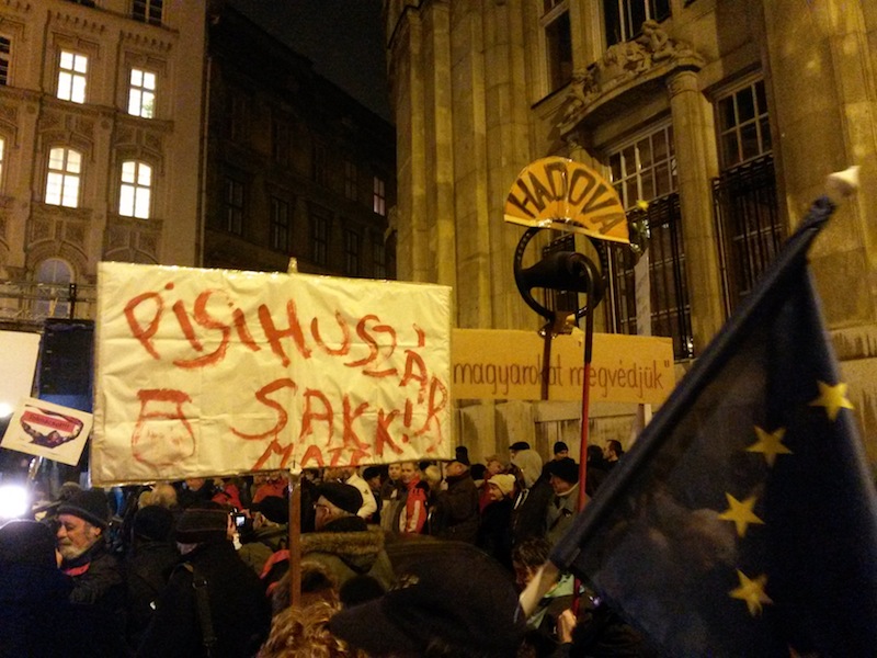 Illustration for article titled A nácik, haza! után kikísérték az ellentüntetőket