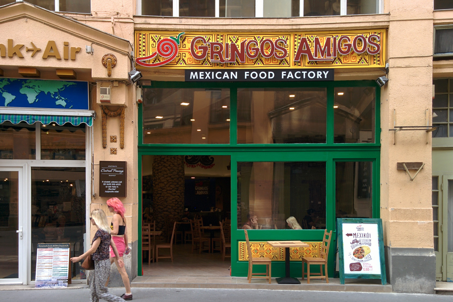 Illustration for article titled Itt az első budapesti falfestmény egy vért hugyozó mexikóiról