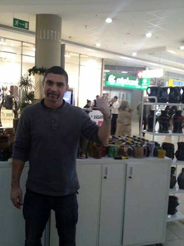 Menjetek, vegyetek valamit a viszkis rablótól, különben baj lesz!