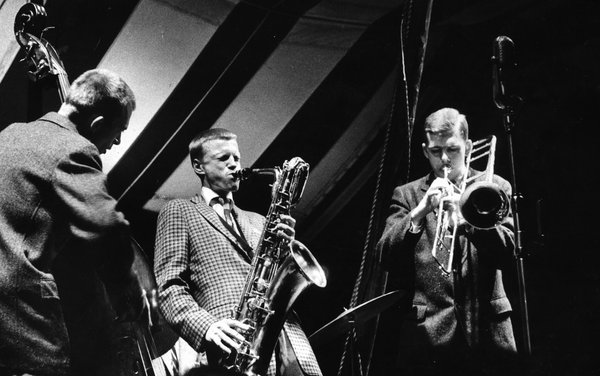 Biszvurm közvetlenül a lövöldözés ellőtt a Szomorú vasárnap c. dalt kérte a színpadon fellépő zenészektől, de azok kérést megtagadták.