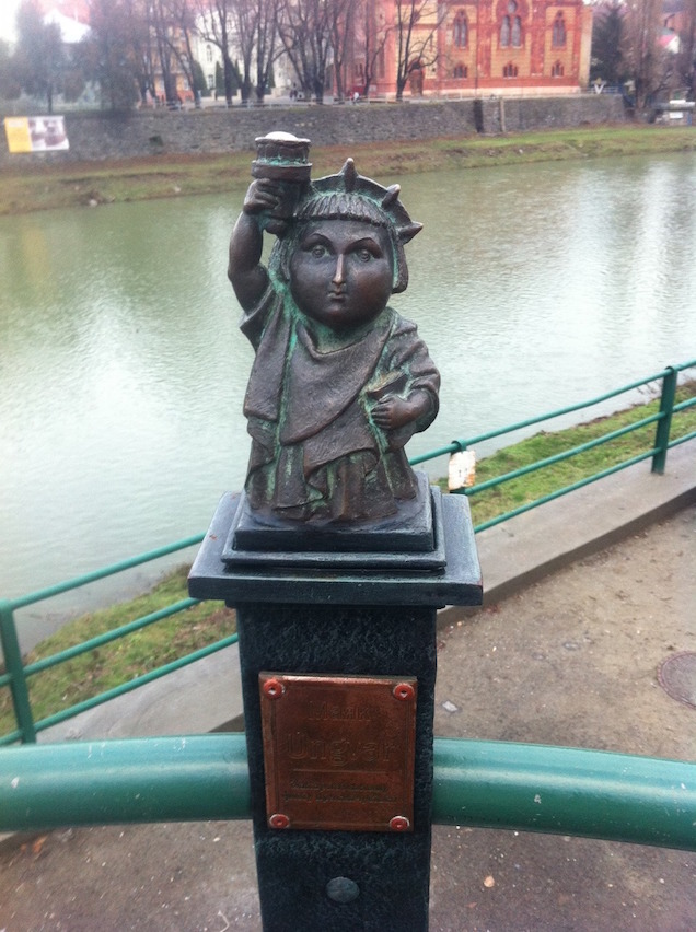 Illustration for article titled Svejk és a Szabadság után a Rubik-kocka is kapott miniszobrot Ungváron