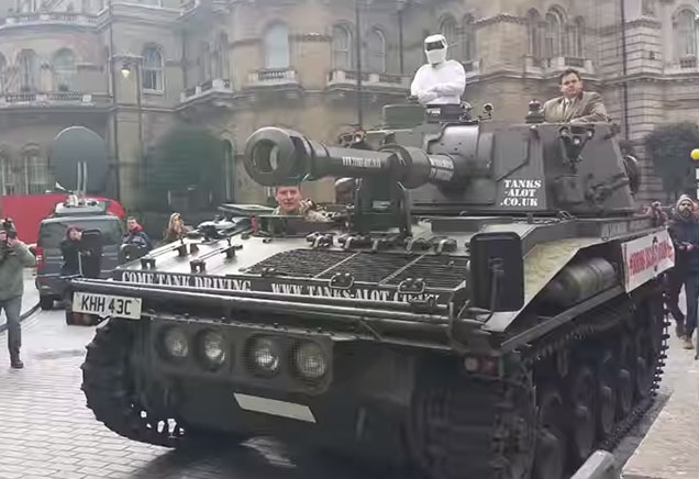 Tankkal vitték el a petíciót a BBC-nek