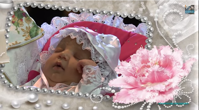 Illustration for article titled Rózsaszín óriáslimóval mentek Dzsesszika keresztelőjére