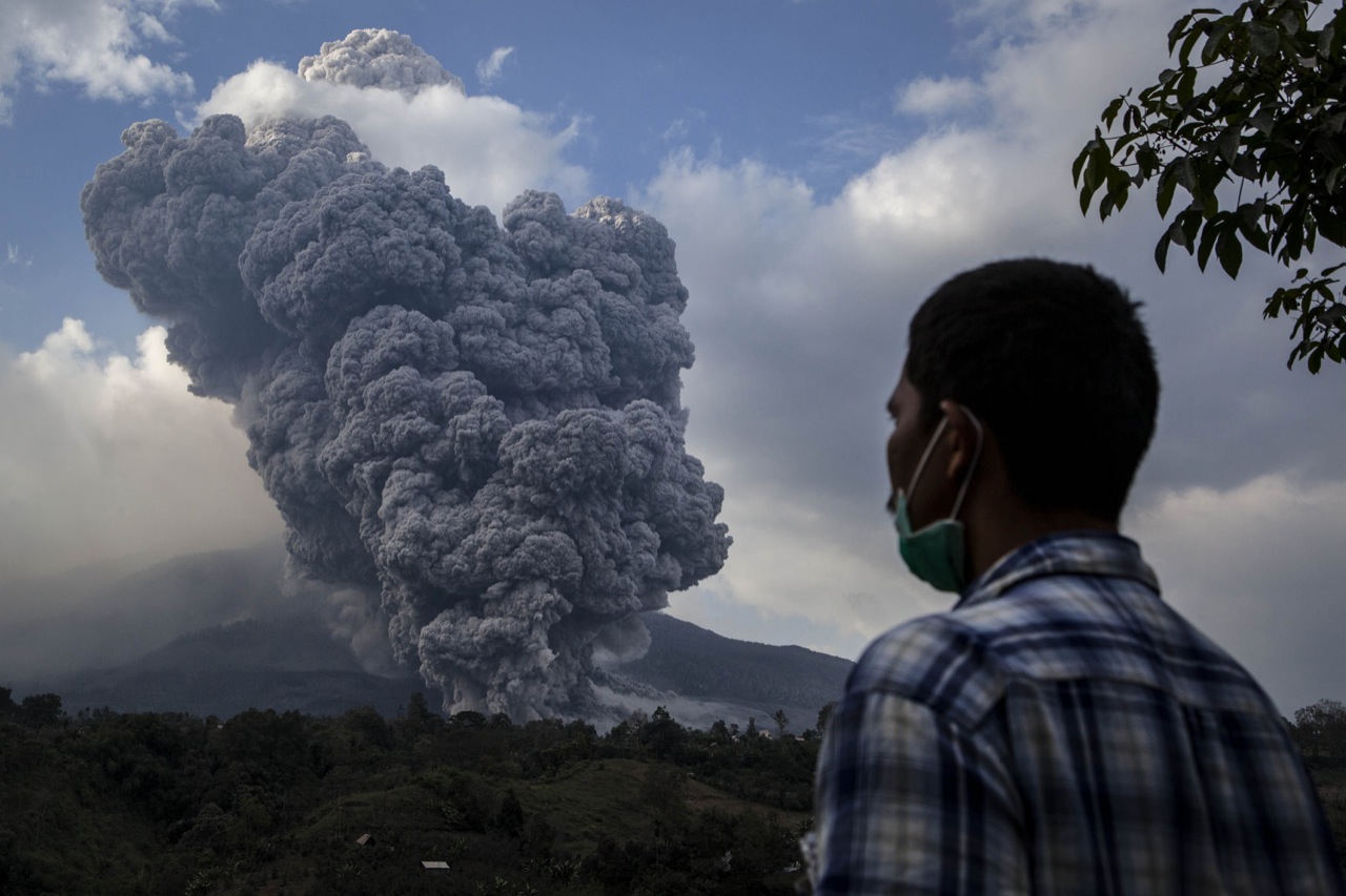 Illustration for article titled Ez a tűzhányó egyszerűen nem bír magával