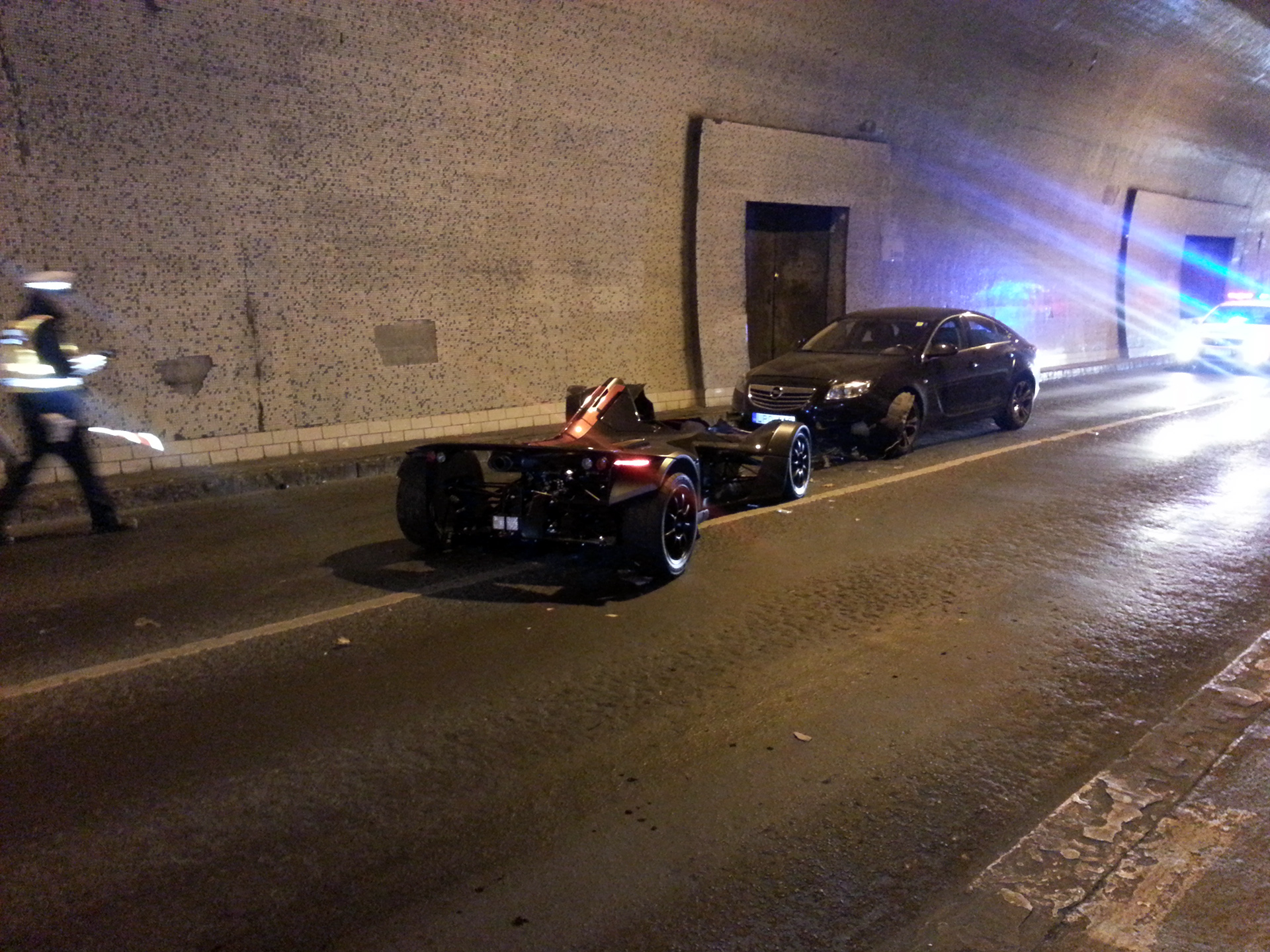 Illustration for article titled Hoppá! Valaki lenullázott egy ritka angol sportautót az Alagútban