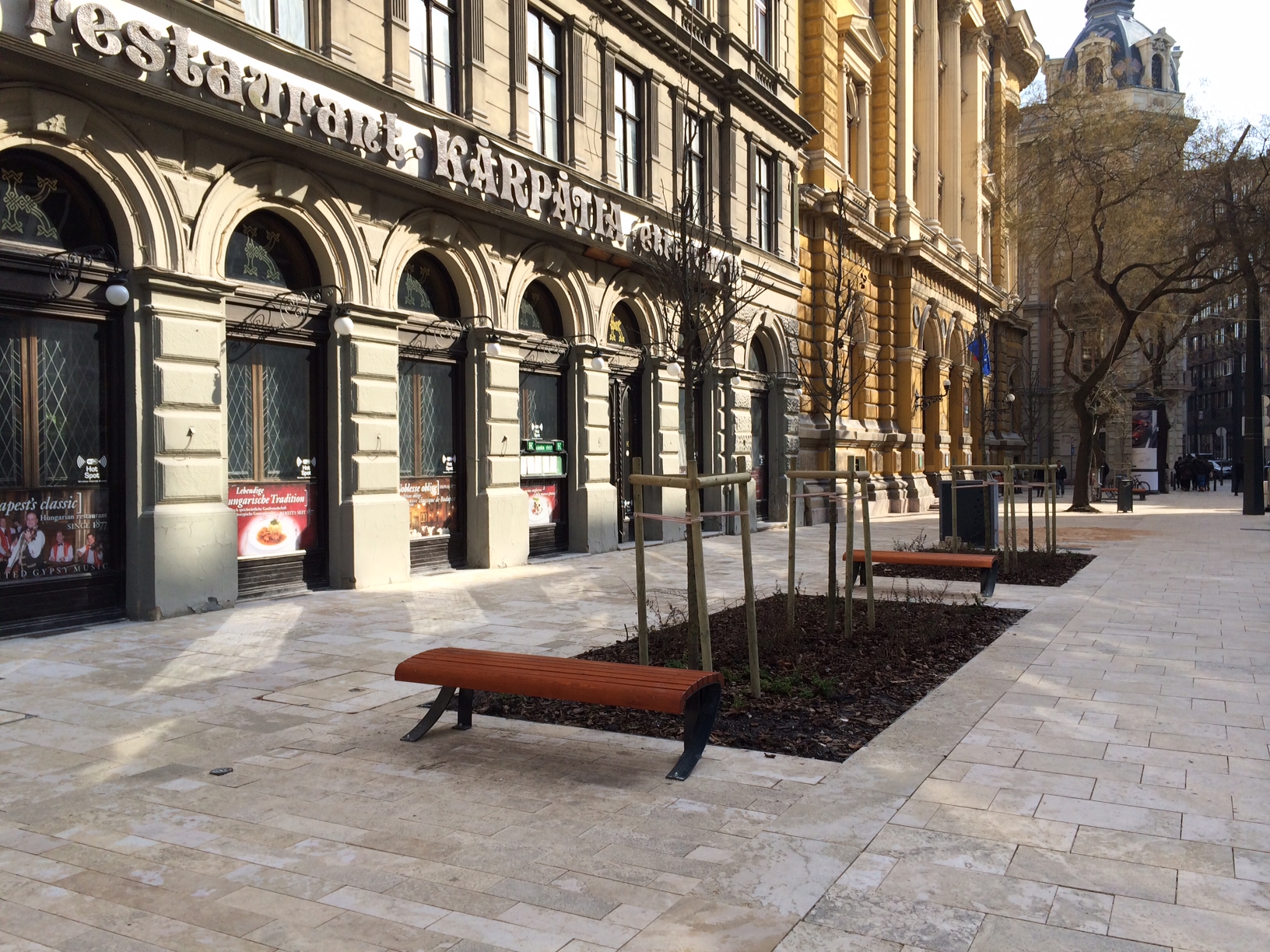 Illustration for article titled Az autós- és térkőmaffia tönkrevágta a Ferenciek terét