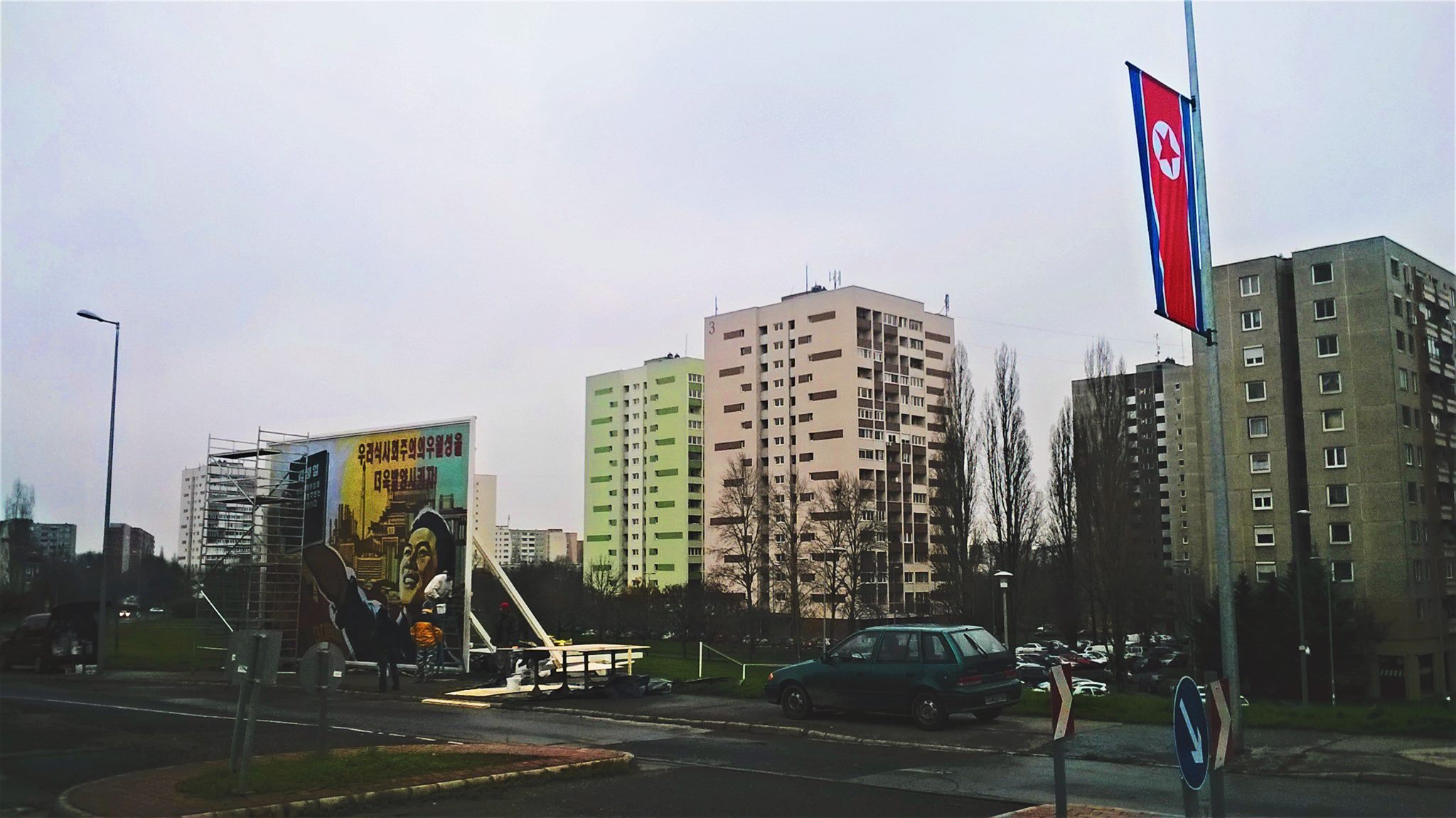 Illustration for article titled Mit keresnek észak-koreai zászlók Békásmegyeren?