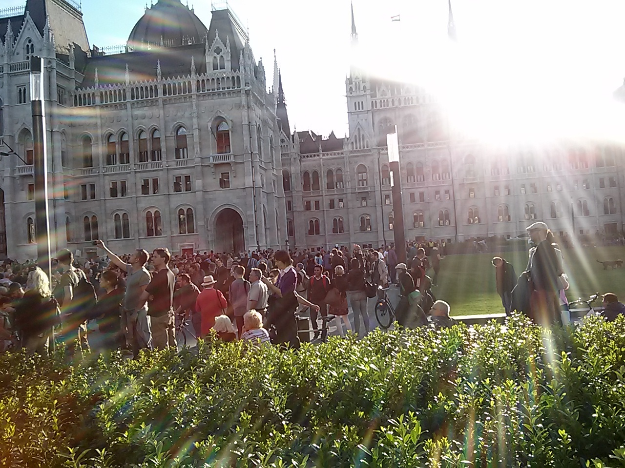 Illustration for article titled 2000 ember tapsolta az Origót a Dob utcában