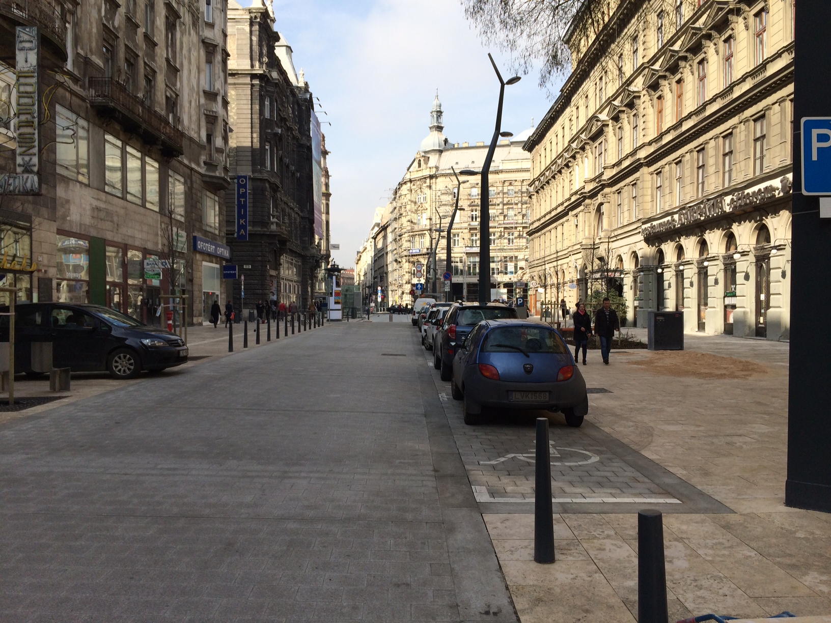 Illustration for article titled Az autós- és térkőmaffia tönkrevágta a Ferenciek terét