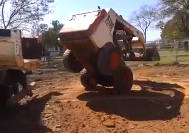 Ötödször nézem, mit csinál ez az ember ezzel az izével, és nem hiszem el