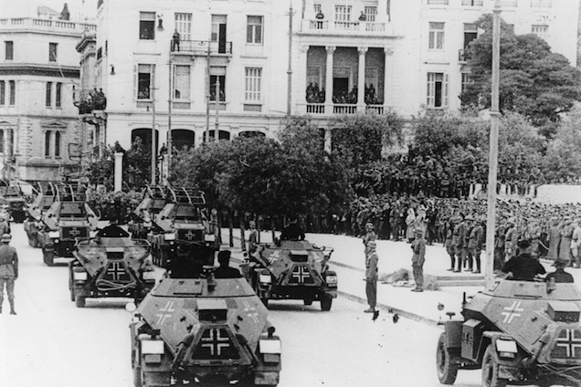 A görög kormány ledobta a nácibombát