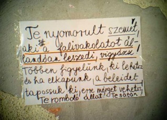 Te romboló állat! Te sátán! A beleidet tapossuk ki!