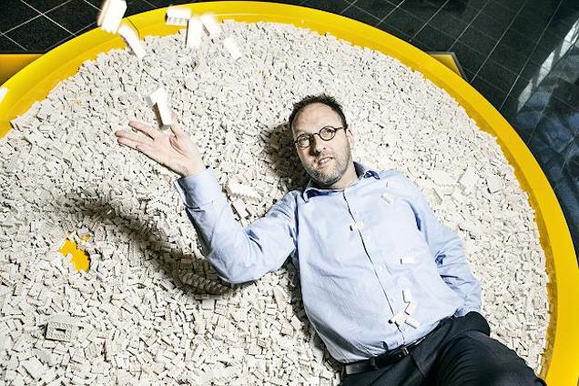 Illustration for article titled Olyan névjegye senkinek sincs, mint a szenior Lego-dolgozóknak