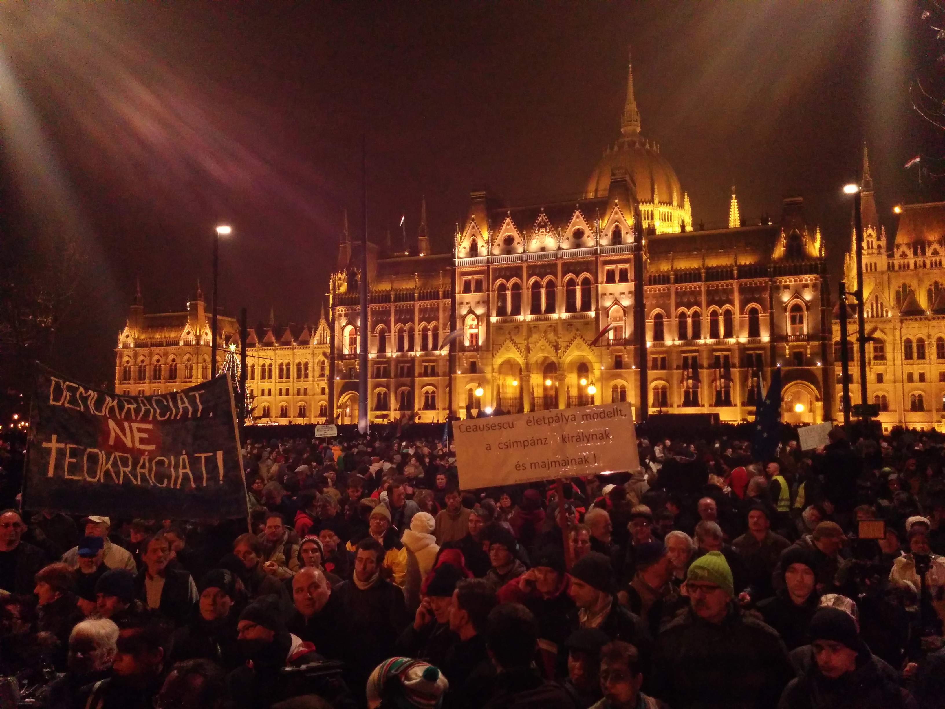 Illustration for article titled A Kossuth téren már Mécs Imre is rendőrökkel dulakodik