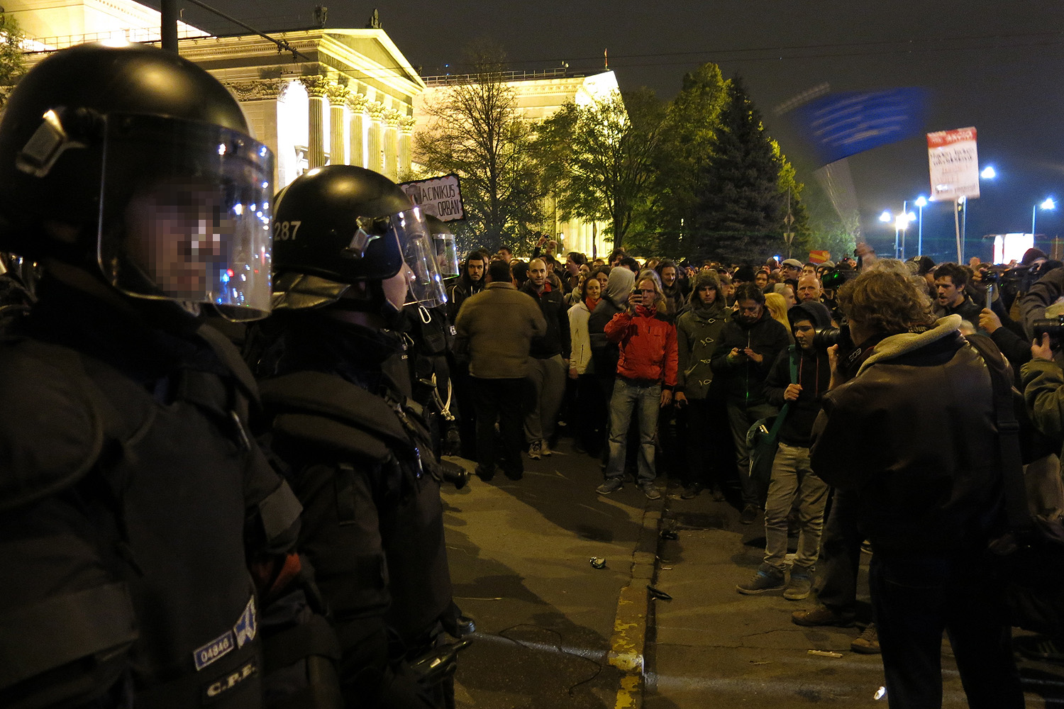 Illustration for article titled Demszky Gábor is ott volt a Fidesz székház ostrománál