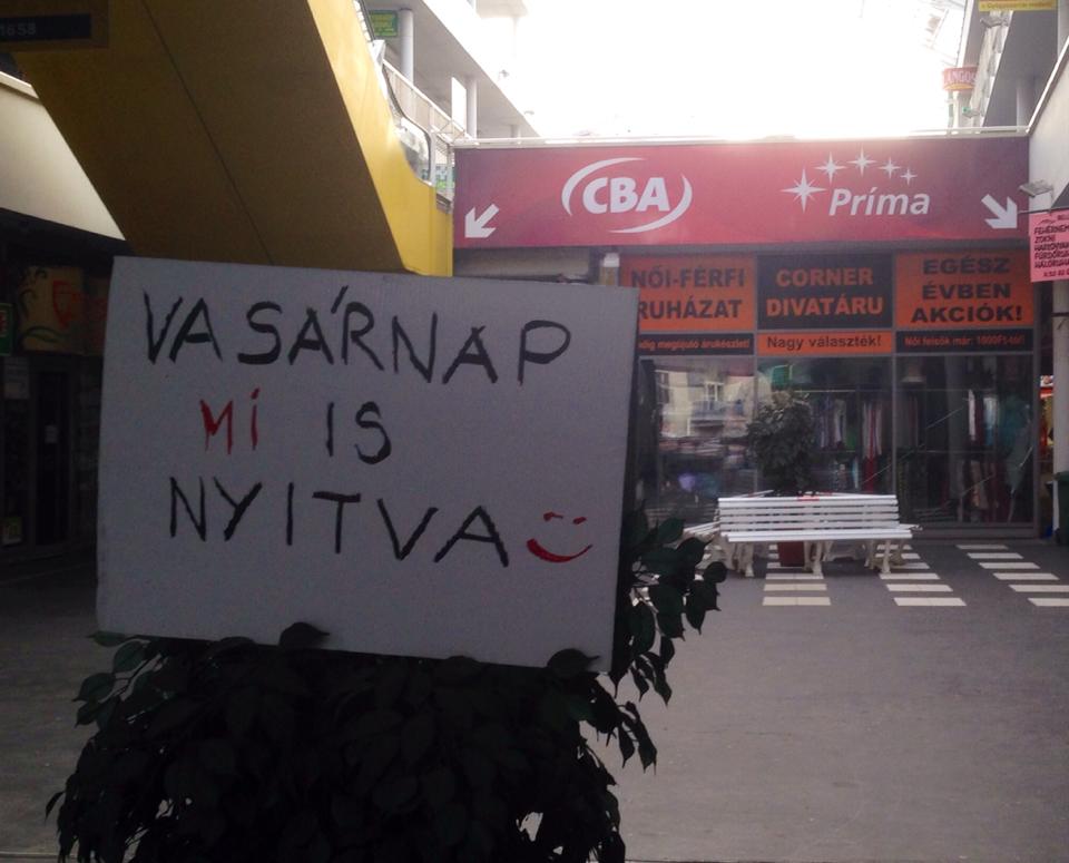 Illustration for article titled Komplett művészcsoportok tiltakozhatnak a hipermarketek parkolóiban