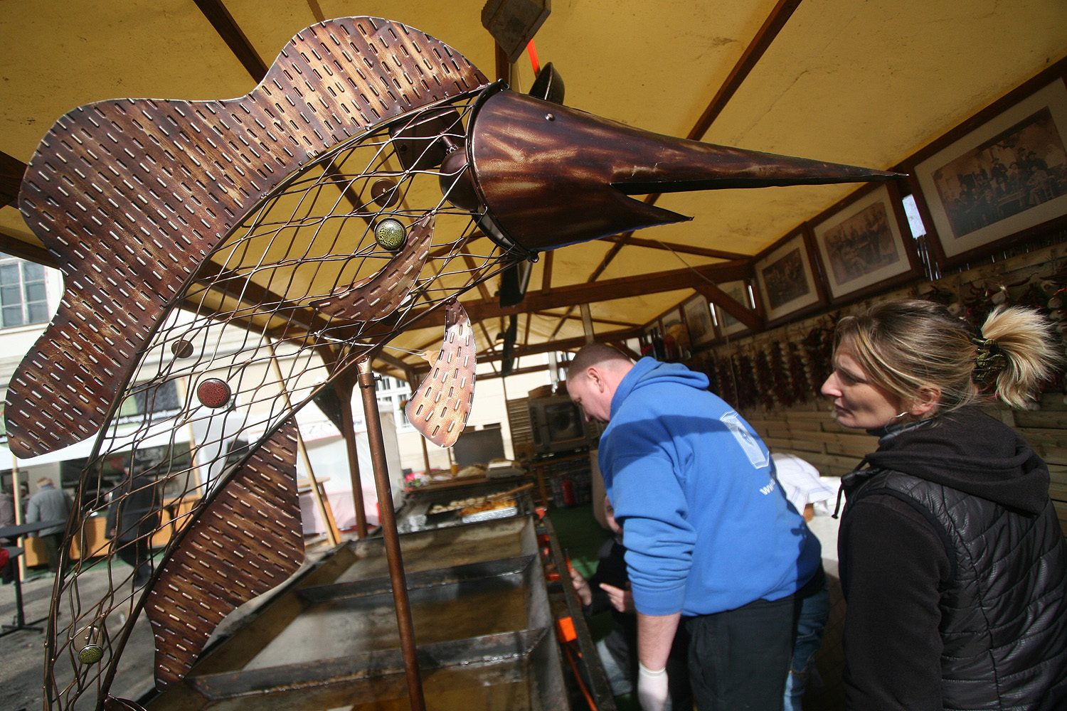 Illustration for article titled Egy ember 22 ezerért vett egy homárt, és befalta hidegen, műanyag tányérról