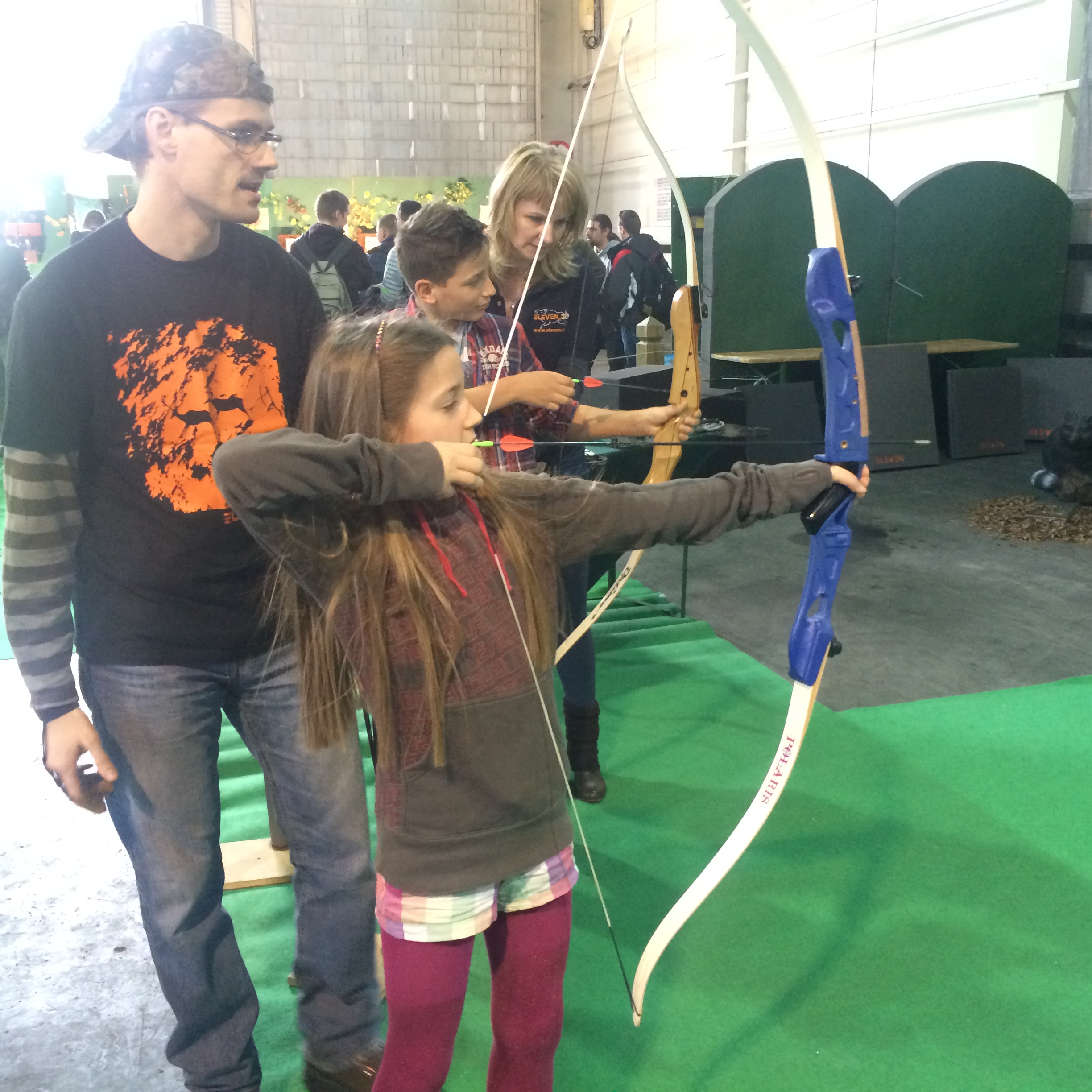 Illustration for article titled Így buliznak döglött állatokkal az ország legidiótábban öltözött emberei