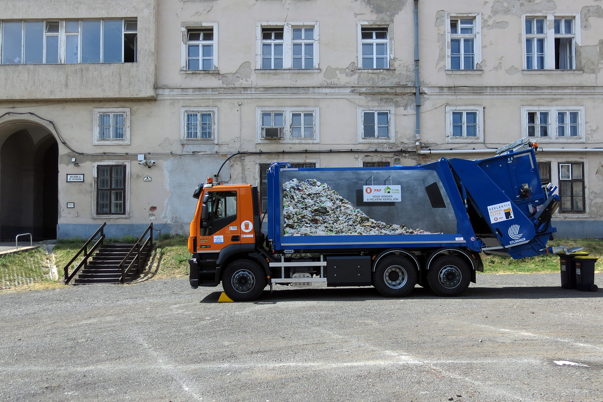 Az új budapesti kukásautóknál csak a kukások sajtóajándékai jobbak