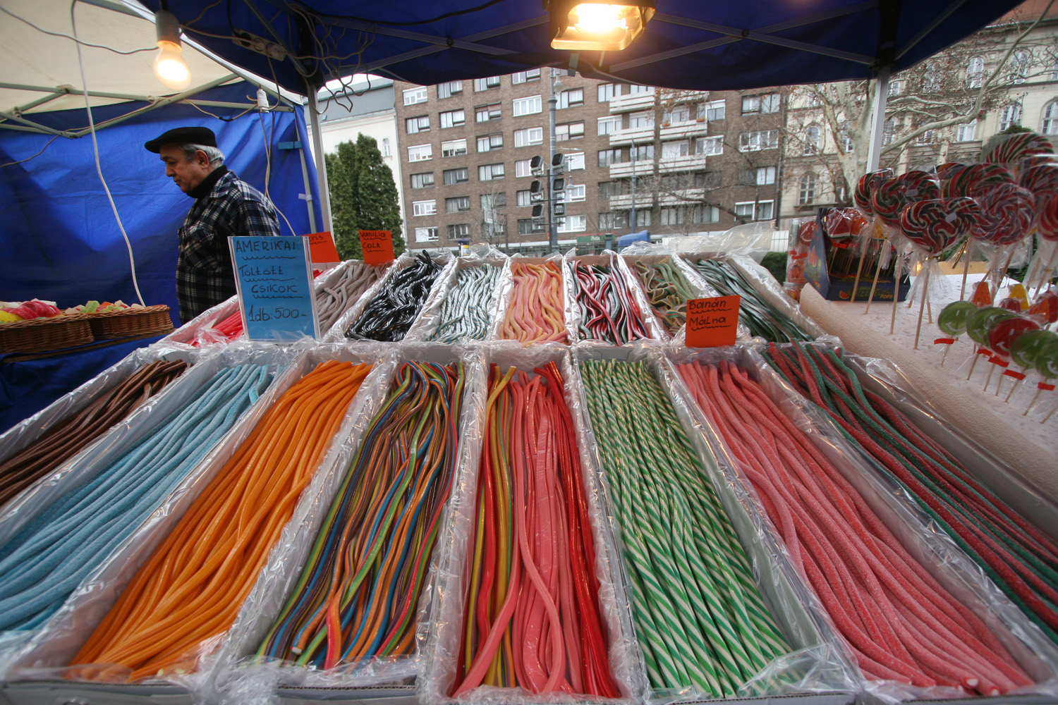 Illustration for article titled Egy ember 22 ezerért vett egy homárt, és befalta hidegen, műanyag tányérról