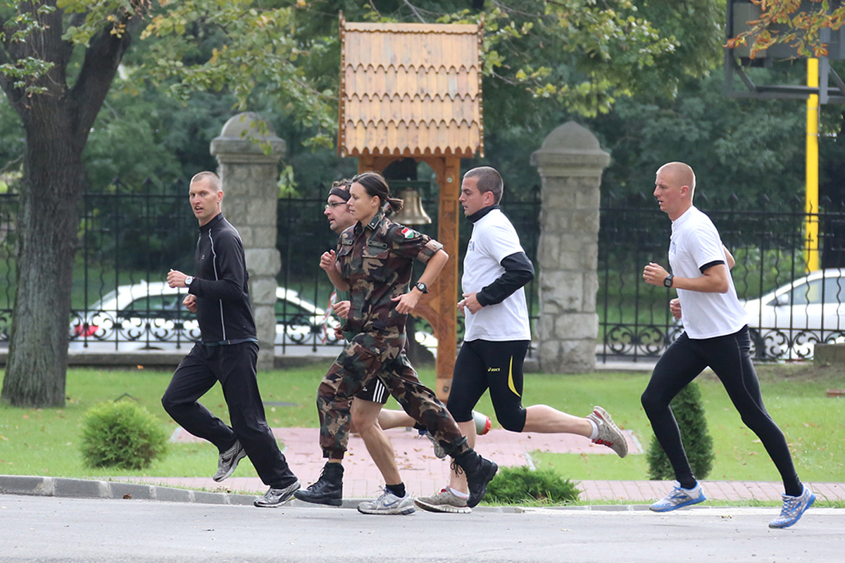 Illustration for article titled Tökéletes öngól: futni a laktanyában, nőként