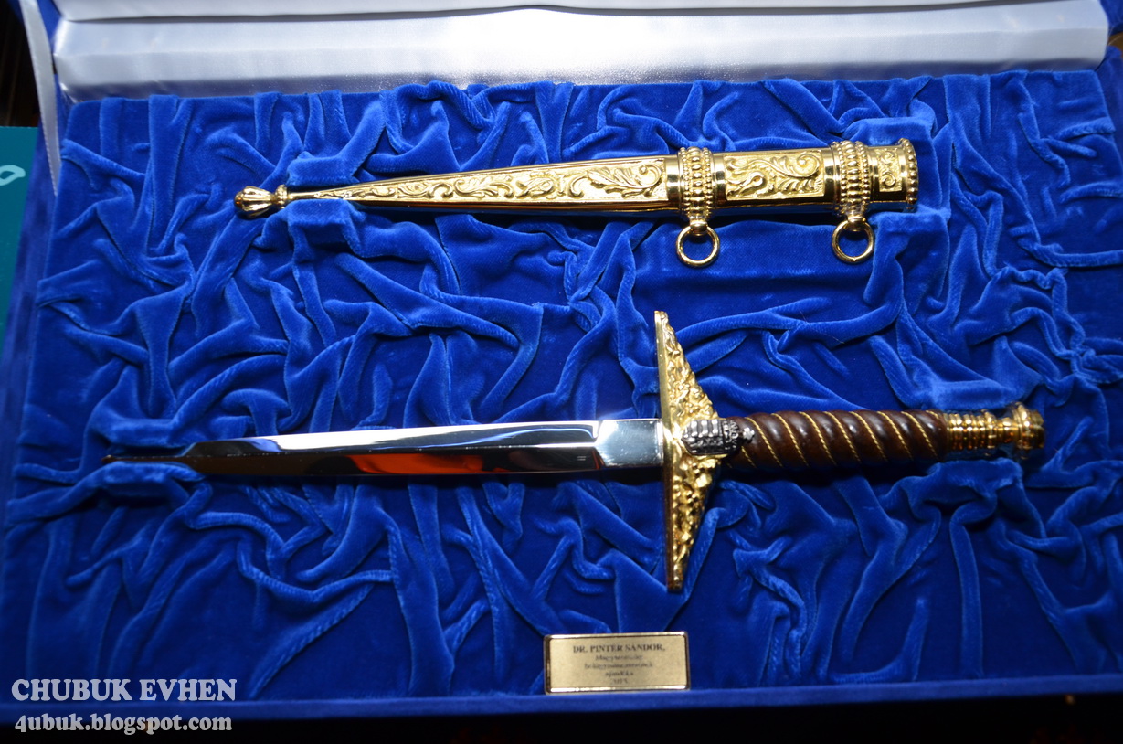Pintér Sándortól aranyhüvelyes ajándékkardot kapott az ukrán főügyész