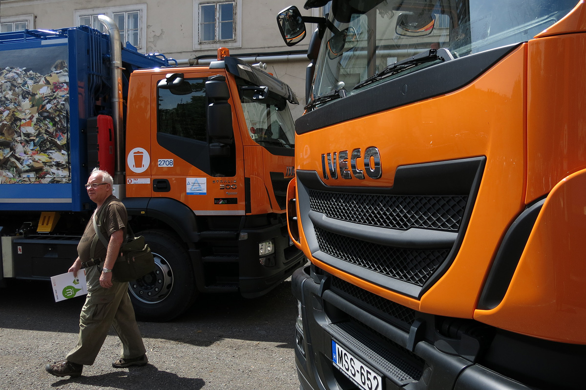 Illustration for article titled Az új budapesti kukásautóknál csak a kukások sajtóajándékai jobbak