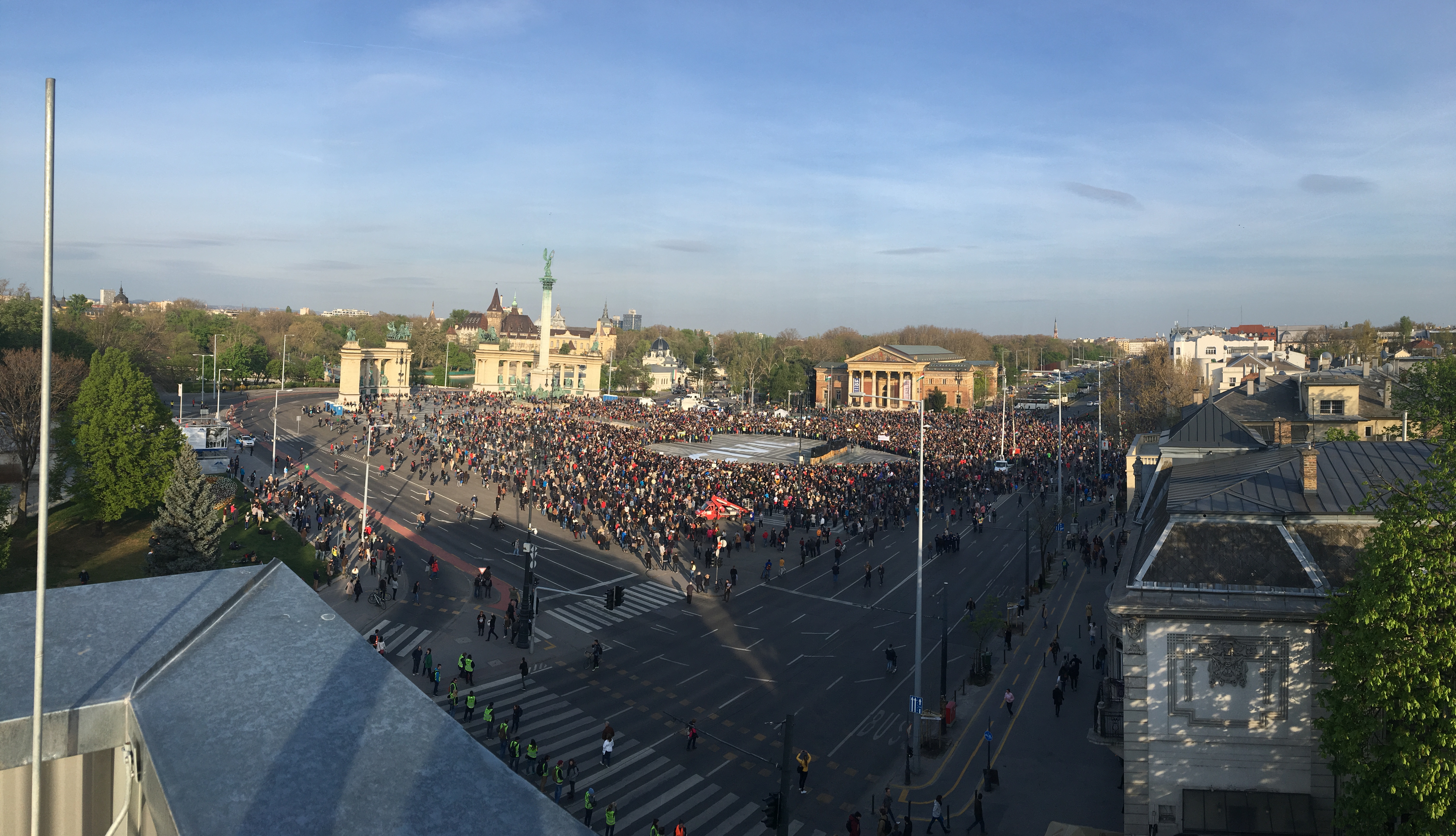 Illustration for article titled A Hősök és a Bajszos Szarem/em