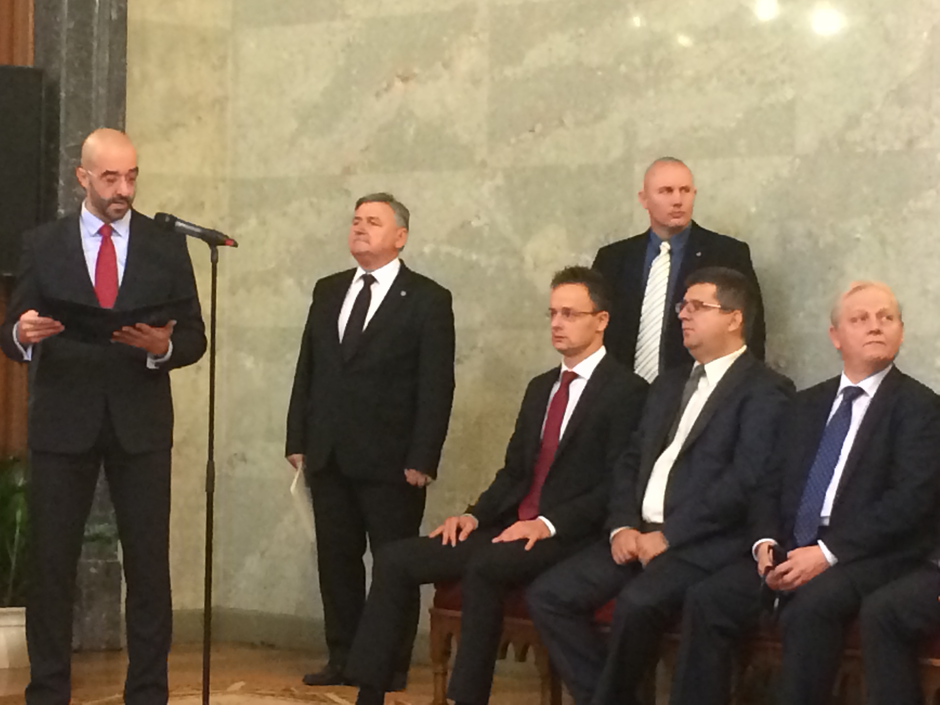 Illustration for article titled Orbán szeme véres, Szijjártó nadrágja rövid, Tarlós unja és kanos