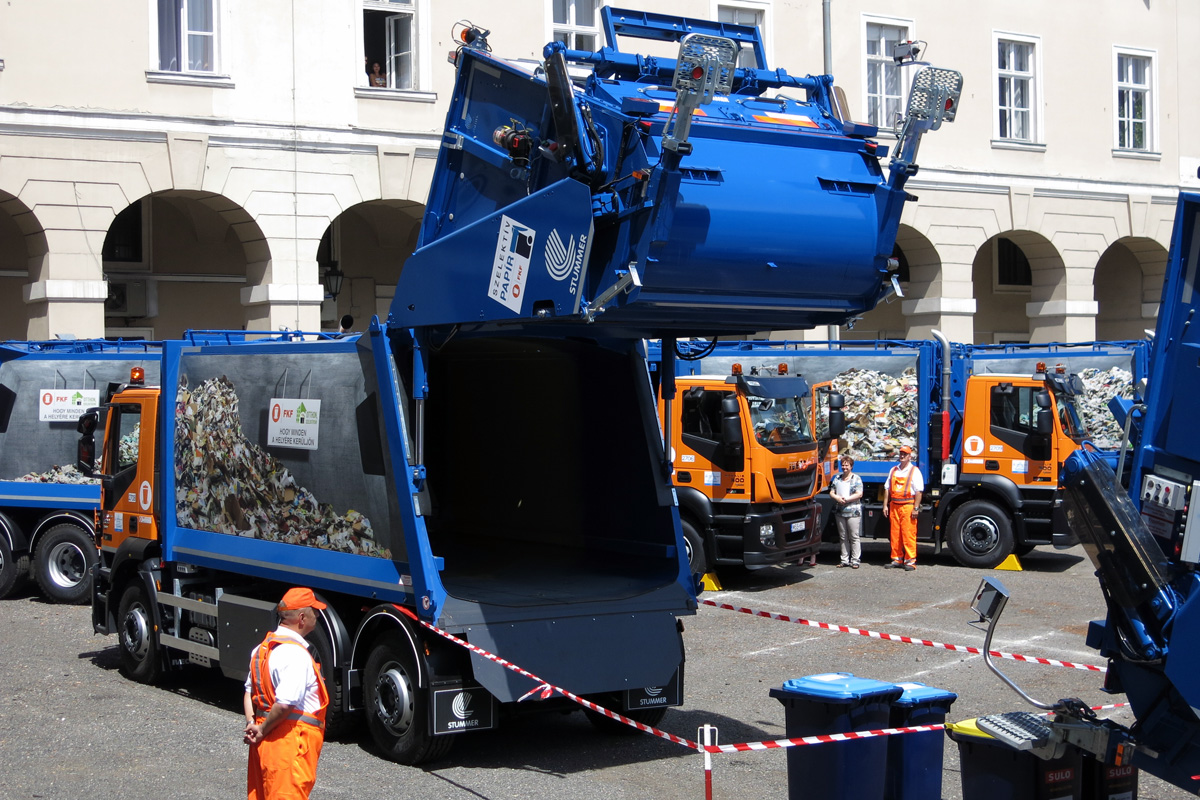 Illustration for article titled Az új budapesti kukásautóknál csak a kukások sajtóajándékai jobbak