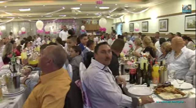 Illustration for article titled Rózsaszín óriáslimóval mentek Dzsesszika keresztelőjére