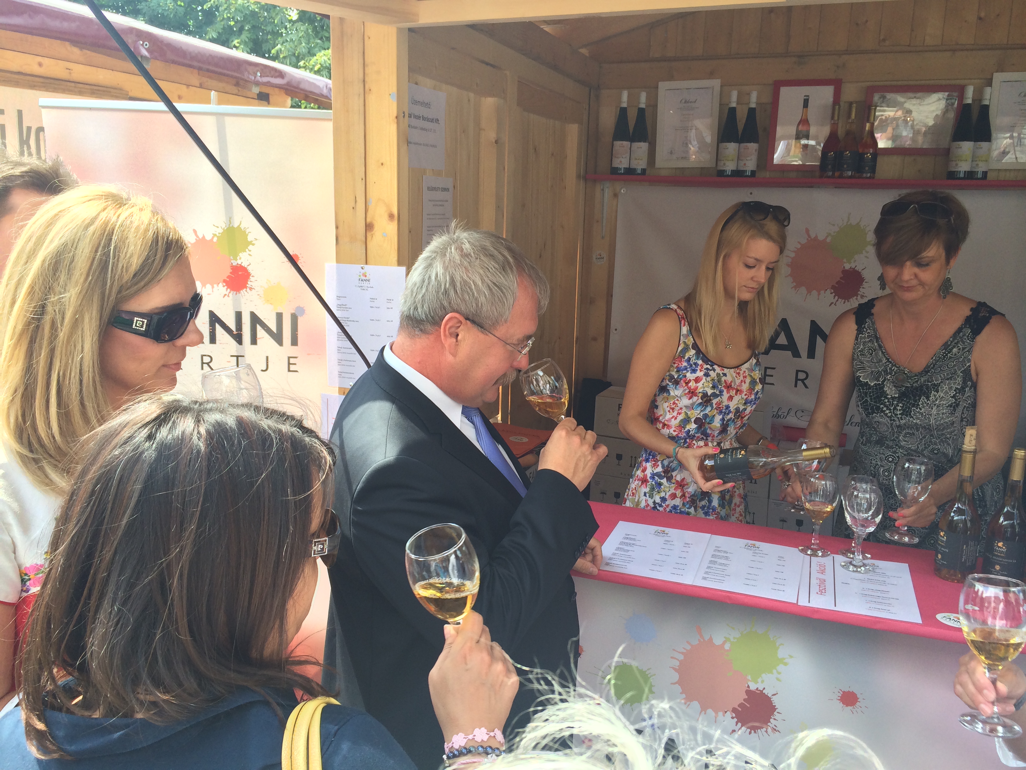 Illustration for article titled Fazekas miniszter nem gyújtott fel egy vincsesztert sem. Csak nyalt