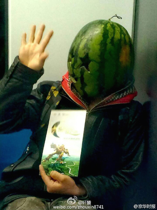 Illustration for article titled Dinnyefejű ember ijesztgette a pekingi metró utasait