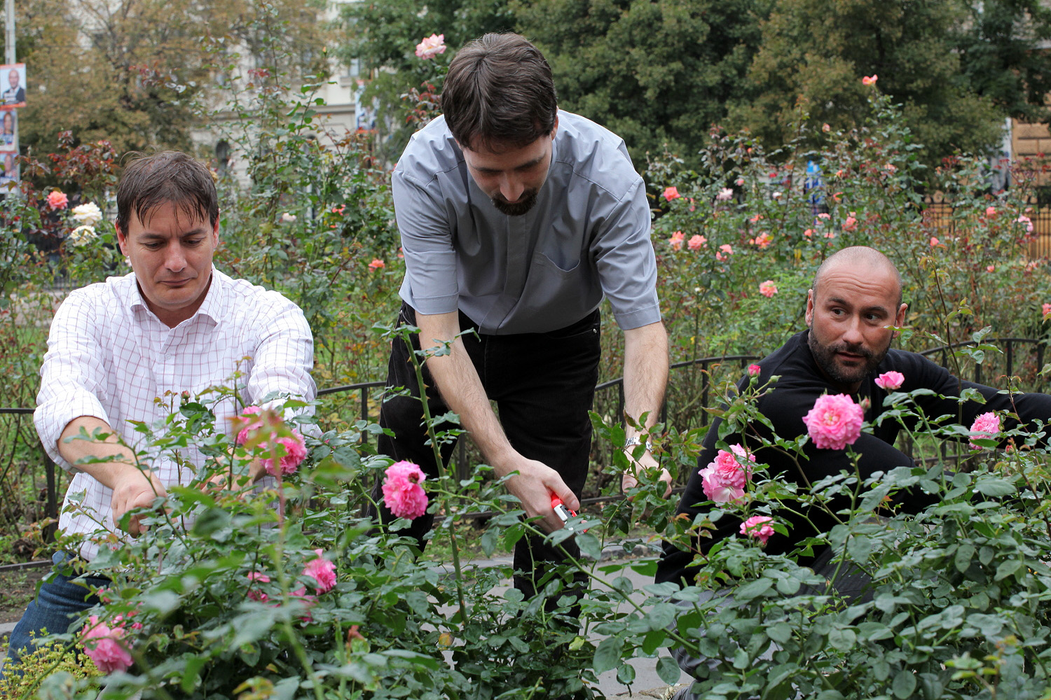 Illustration for article titled Direktben kampányol egy pap az erzsébetvárosi Fidesznek