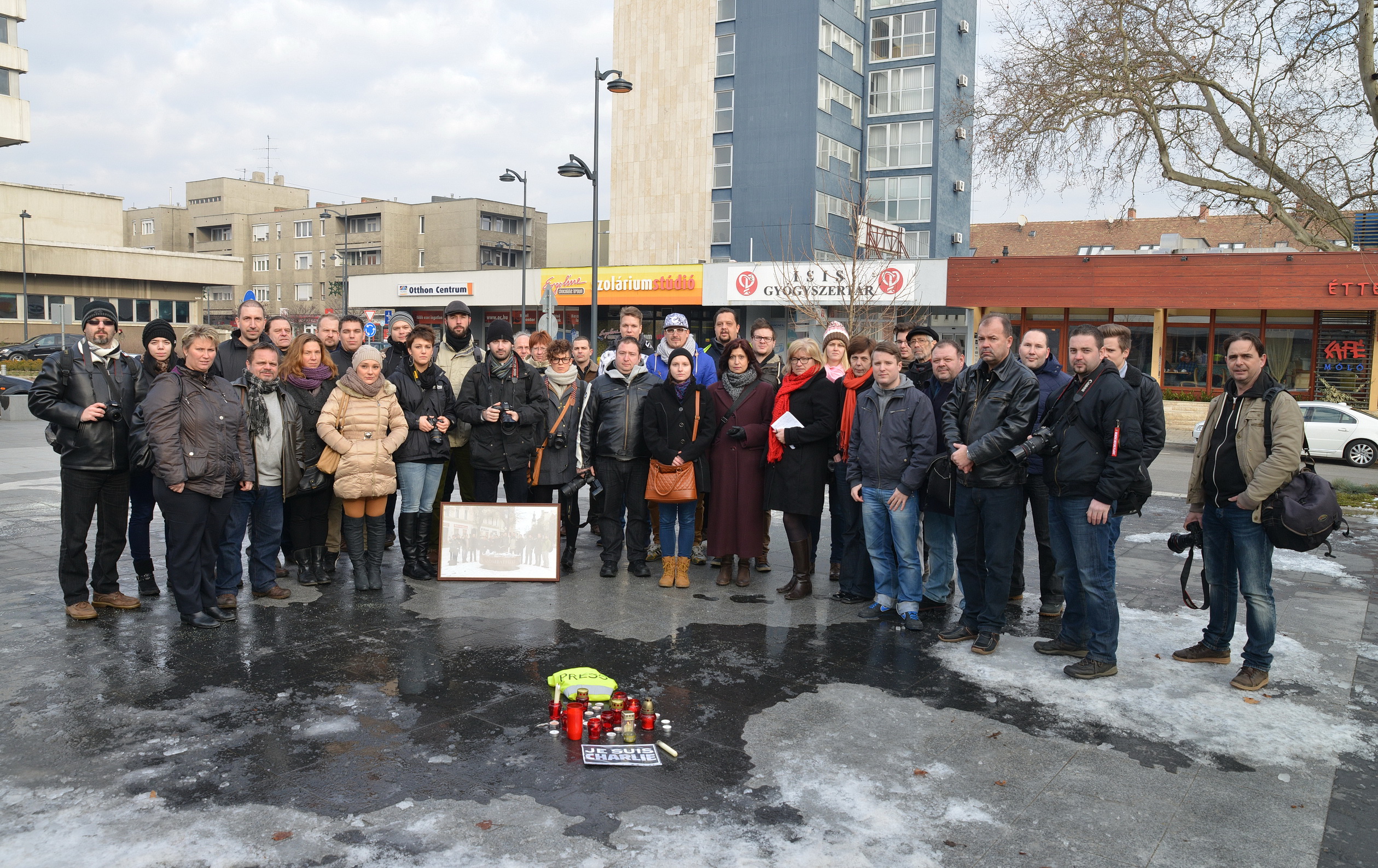 Nézd, hol emlékeztek meg a megölt kollégákról a szombathelyi újságírók!