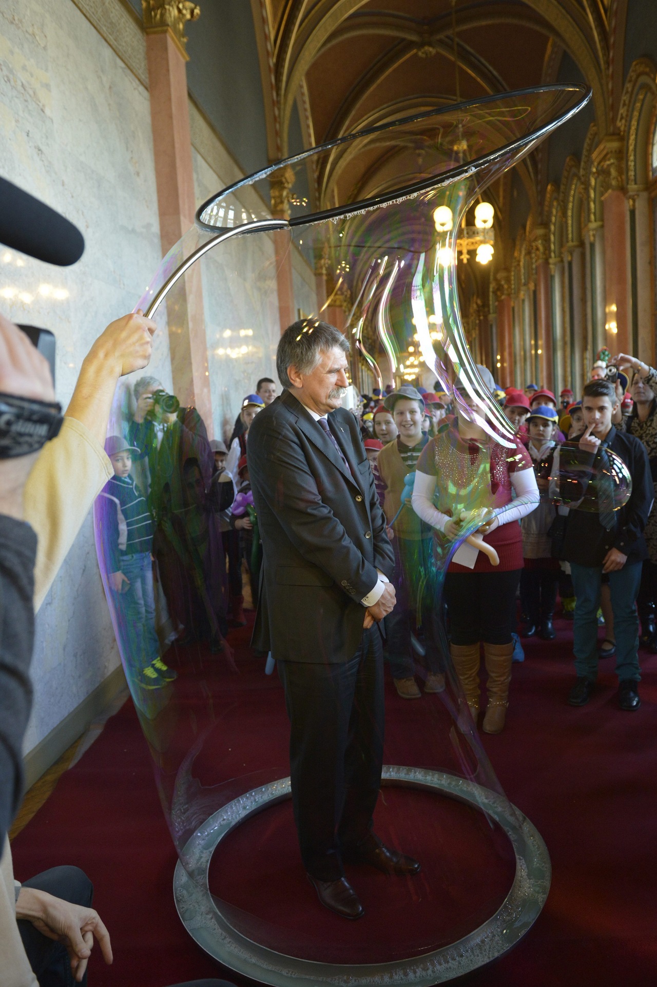 Kövér Lászlót bezárták! Egy szappanbuborékba! Őrület!